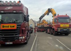 Miet-Mobilkran: Beladen Sattelzug mit Teleauflieger