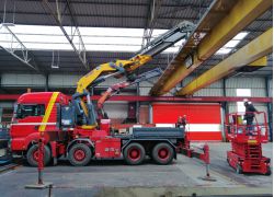 Miet-Mobilkran fürs Ausheben aus der Halle